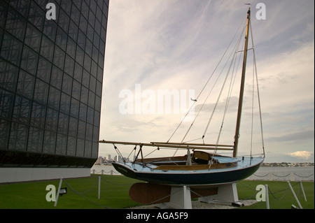 Das Segelboot Victura John F Kennedy Presidential Library and Museum mit Boston MA Hafen und die Skyline in Ferne Stockfoto