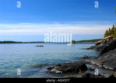 Michigan Isle Royale National Park Great Lakes Kajak Felsenküste klar ruhiges Wasser Stockfoto