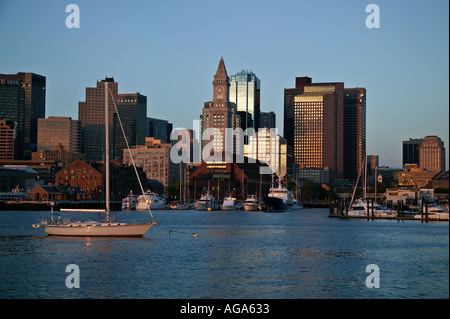 Blick auf die Skyline von Boston Stadt und Segelboote ankern in Boston Harbor Boston MA Stockfoto