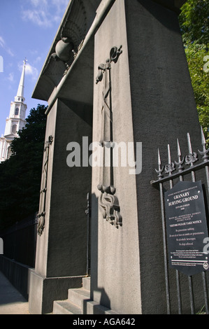 Park Street Church und Stein gewölbten Eingang zum Old Granary Burying Ground auf Tremont Street Boston MA Stockfoto