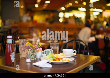 Tipp und schmutziges Geschirr auf den Tisch im Restaurant nach Abschluss einer Mahlzeit Boston MA Stockfoto