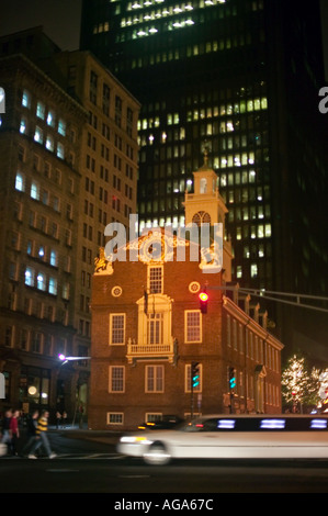 Weiße Stretch Limousine geht der Old State House und Ort des Boston Massacre Boston MA Stockfoto