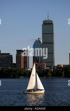 Segeln auf dem Charles River und Back Bay Sandsteinhäusern und Prudential Tower bei Sonnenuntergang Boston MA Stockfoto