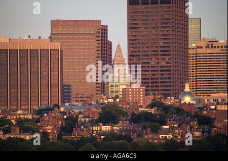 Skyline von Boston MA Zollhaus und Gott gewölbt Massachusetts State House bei Sonnenuntergang Stockfoto