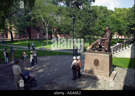 Statue von John Harvard in alten Harvard Yard vor Universität Halle Harvard University Cambridge MA Stockfoto