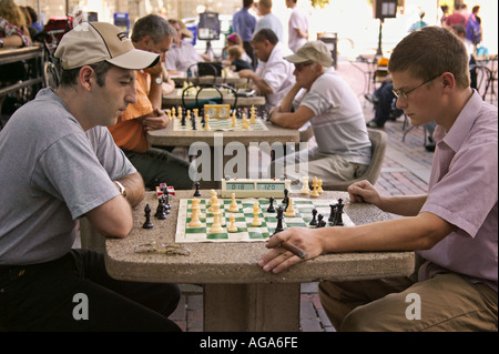 Männer spielen Schach in Harvard Square auf Steintische im Plaza gegenüber Harvard University Cambridge MA Stockfoto