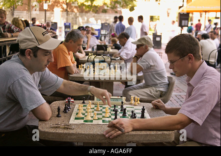 Menschen spielen Schach in Harvard Square auf Steintische im Plaza gegenüber Harvard University Cambridge MA Stockfoto