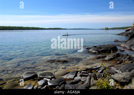 Michigan Isle Royale National Park Great Lakes Kajak Felsenküste klar ruhiges Wasser Stockfoto