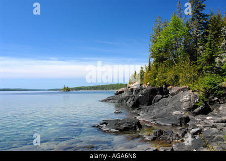 Michigan Isle Royale National Park Felsenküste klar ruhiges Wasser Stockfoto