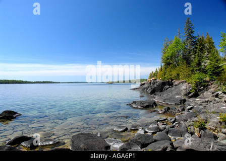 Michigan Isle Royale National Park Lake Superior Felsenküste mit ruhigem Wasser Stockfoto