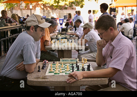 Männer spielen Schach in Harvard Square auf Steintische im Plaza gegenüber Harvard University Cambridge MA Stockfoto