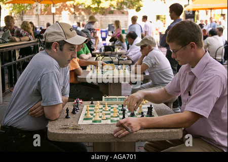 Menschen spielen Schach in Harvard Square auf Steintische im Plaza gegenüber Harvard University Cambridge MA Stockfoto