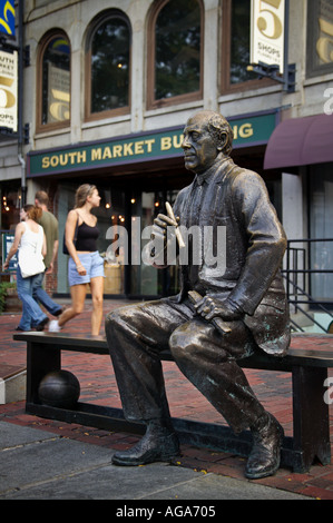 Bronze-Skulptur des Red Auerbach Boston Celtics Basketballtrainer an Quincy Market in der Nähe von Faneuil Hall Boston MA Stockfoto