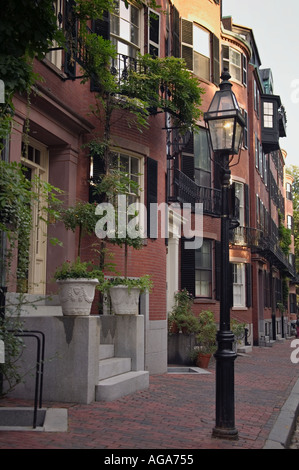 Brownstone Wohnungen in Louisburg Square auf Beacon Hill Boston MA Stockfoto