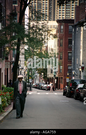 Ältere Menschen schwarzer Mann mit Aktenkoffer zu Fuß Freude Straße hinauf auf Beacon Hill Boston MA Stockfoto