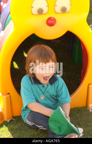 Schulmädchen spielen im freien Stockfoto