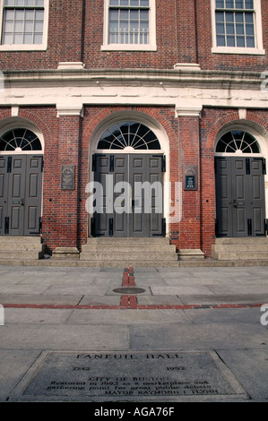 Faneuil Hall Boston MA mit 250 Jahr Commerative Stein und rotem Backstein Freiheit Trial im Vordergrund Stockfoto