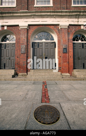 Faneuil Hall Boston MA mit rotem Backstein Freiheit Trial im Vordergrund und Commerative Bronze marker Stockfoto