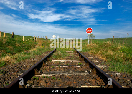 Alte stillgelegte Bahnstrecke zug Titel mit STOP-Schild Stockfoto