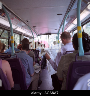 Passagiere auf einem Londoner Bus während der morgendlichen Berufsverkehr, UK. 2005. Stockfoto