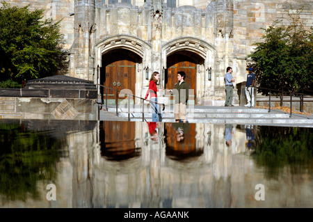 New Haven CT Yale Universität Sterling Memorial Library spiegelt sich in Frauen s Tabelle Skulptur von Maya Lin Stockfoto