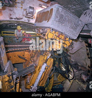 Kanal-Tunnel Bau Crew statt Fertigbeton Futter Segmente nach Tunnel Ausgrabung durch eine Bohrmaschine. Stockfoto