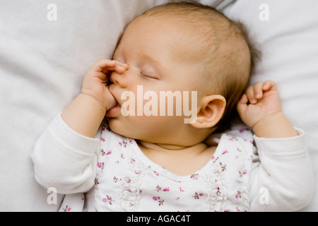 Baby liegen und schlafen Stockfoto