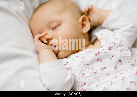 Baby liegen und schlafen Stockfoto