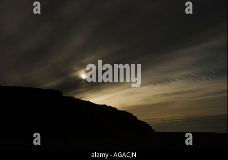 Dramatischer Himmel mit Wolken und Sonne nur durchbrechen bei Maryport Strand Cumbria uk Stockfoto