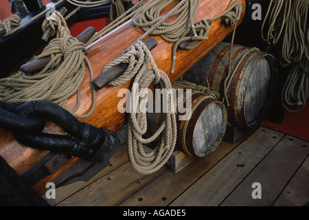 Tauwerk am Bug des australischen Replikats von James Cooks Bark Endeavour Stockfoto