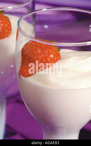 Nahaufnahme von frischen Erdbeeren in einer Glasschüssel mit natürlichem Joghurt Joghurt Joghurt Joghurt Stockfoto