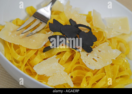 Schüssel mit Tagliatelle mit rasierte schwarze Trüffel und parmesan Stockfoto