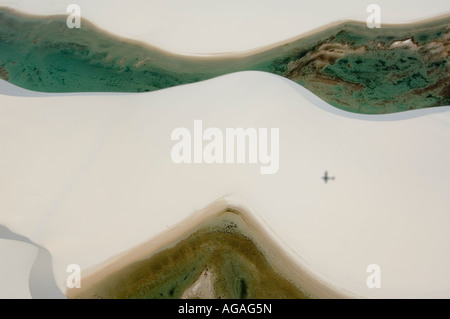 Luftaufnahme von weißen Sanddünen und saisonalen Seen, Lençois Maranhenses, Maranhão, Brasilien Stockfoto