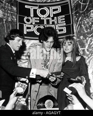 TOP OF THE POPS Jimmy Saville Mickey Dolenz Monkees und Moderatorin Samantha Juste auf der BBC-TV zeigen, 1963 Stockfoto