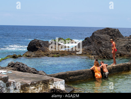 Menschen Baden in natürlichen Fels-Pools auf der Küste von Garachico, Norden von Teneriffa Stockfoto