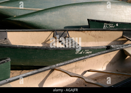 Kanus am Ufer des Sees in den Adirondack Mountains des Staates New York Stockfoto