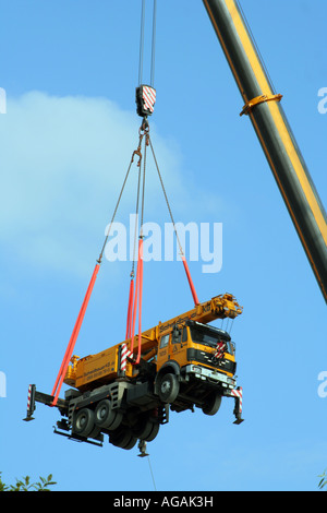 Ein grosser Lastwagen schweben in der Luft auf einem Kran Bayern Deutschland Europa Stockfoto