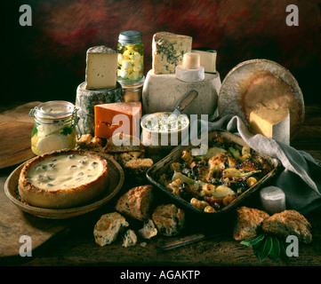 Stillleben mit Käse und gekochter Käse Gerichte Stockfoto