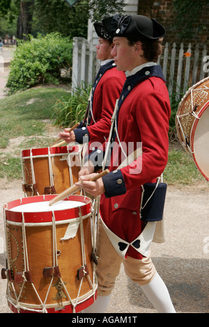 Colonial Williamsburg Virginia, Duke of Gloucester Street, Fife & Drum Corps, märz, Musik, Tricorne-Hüte, VA070625016 Stockfoto