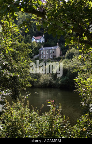 Häuser am Ufer des Flusses Wye in der Nähe von Symonds Yat West Herefordshire UK August 2007 Stockfoto