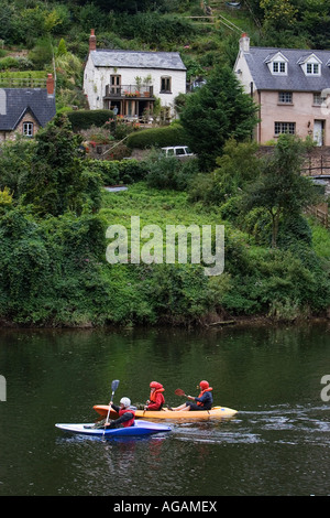 Kanus auf dem Fluss Wye und Blick Richtung Symonds Yat West Herefordshire UK August 2007 Stockfoto