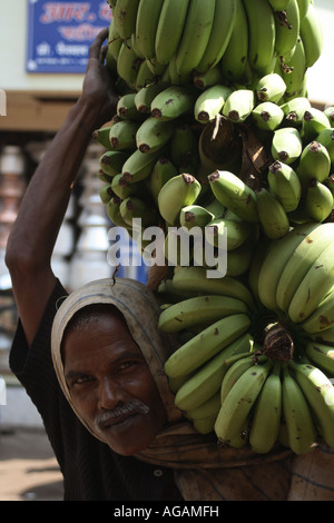 Ein Mann entladen Bananen aus einem LKW auf einem Markt in Mumbai Stockfoto