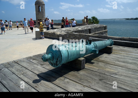 Spanische Kanone in Sevilla Spanien im Jahre 1735 gegossen sitzt auf der oberen Bastion-Deck-Bereich des Castillo de San Marcos National Monument Stockfoto