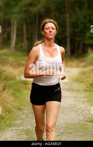 Frau auf einem Keep Fit Run in der englischen Landschaft gesunde Jogger Stockfoto