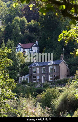 Häuser am Ufer des Flusses Wye in der Nähe von Symonds Yat West Herefordshire UK August 2007 Stockfoto