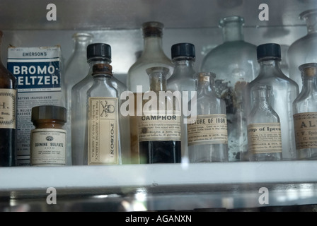 Antike Medizin-Flaschen auf dem Display an Authentic alte Drogerie Museum und Café St. Augustine Florida Stockfoto