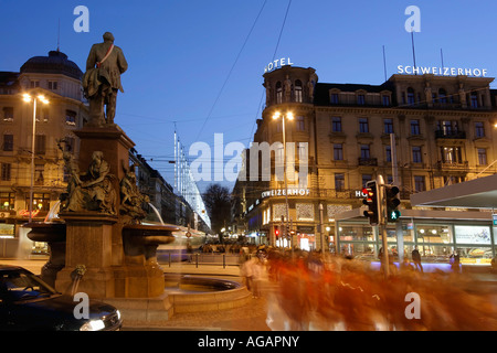 Schweiz-Zürich-Blick vom Bahnhof an der Bahnhofstrasse in der Dämmerung Chistmas illumination Stockfoto