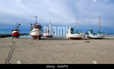 Fünf dänischen Angelboote/Fischerboote auf dem Sand am Meer in Lökken gestrandet Stockfoto