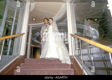 Ein japanischer Hochzeitspaar in der katholischen Kirche innerhalb eines Hotels, das Tragen der traditionellen westlichen Stil Hochzeit Kleid Kobe Japan Stockfoto