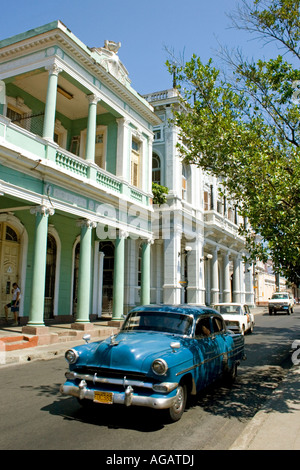 Oldtimer Cruisen Paseo del Prado in Cienfuegos mit World Heritage Site aufgeführten französischen kolonialen Häuser im Hintergrund Stockfoto